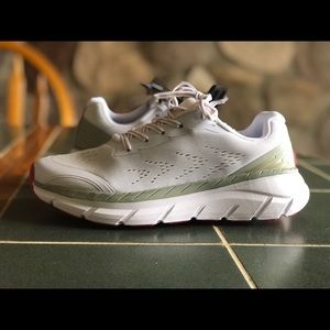 Avia women’s tennis shoe size 8